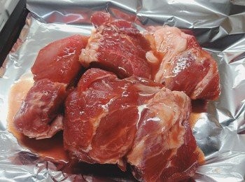 step3: 預熱焗爐200度，焗盆上放上錫紙，叉燒肉放上，再蓋上錫紙。
