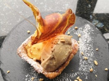 step5: 焦糖雪糕的部份(可參考我前面的雪糕食譜-太妃海塩焦糖雪糕) https://cook1cook.com/recipe/47342
也可用現成的,上面吸晴的焦糖脆片,用兩塊牛油紙夾住1粒黃金糖,用微波爐中火叮30+秒取出用木夾連牛油紙塑型待涼插上雪糕上灑玉桂粉/糖霜便完成