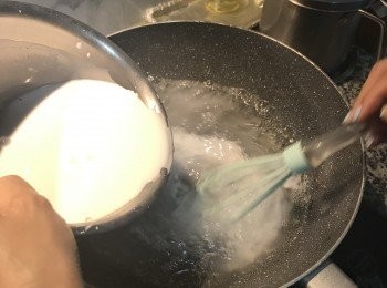 step3: 待水大滾時，將葛粉水緩緩倒入滾水中，邊倒邊快速攪拌；