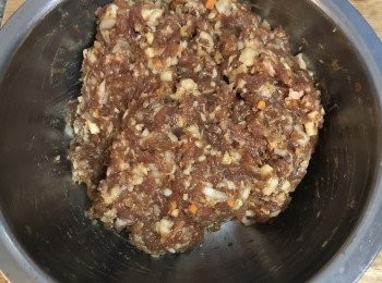 step1: 洋蔥、紅蘿蔔、荸薺去皮洗淨，洋蔥半顆、紅蘿蔔、荸薺切小丁；絞肉先加鹽和黑胡椒粉絞打出黏性後，加少許水並絞拌到水被絞肉完全吸收；加入<span class="group_1">獅子頭</span><span class="group_2">調味料</span>，絞拌到完全吸收；最後拌入荸薺、洋蔥和紅蘿蔔丁抓勻；