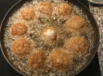 step3: 可用油炸或半煎炸的方式，將<span class="group_1">獅子頭</span>炸熟定型；