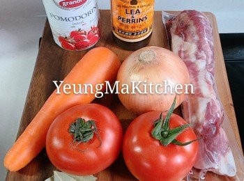 step1: 預備材料：豬軟骨放普通格低溫解凍後先徹底洗淨；洋蔥去皮切塊；甘筍去皮切塊；蕃茄切件備用。