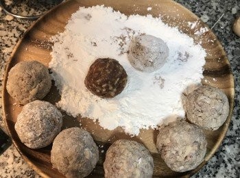 step2: 盤裡放上太白粉或玉米粉，先將絞肉抓出圓球狀，並來回在手掌間甩實，沾粉再甩實後下鍋；此次的份量約做12顆，所以要等量分配好；