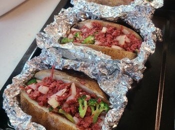 step6: 薯仔拿出後在中心切一刀切開，塗上少許牛油，放入已炒好的西蘭花、洋蔥和鹹牛肉。