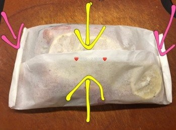 step6: 開始包魚吖，先將兩邊上下對摺，再摺兩三下，然後兩側邊同様摺兩三下捲起來封口，那就完成了吖