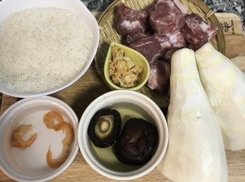 step1: 香菇、蝦米洗淨泡水；白米洗淨備用；排骨用流動水沖洗ㄧ下瀝乾。蔥與芹菜洗淨，切成蔥花與芹菜珠。