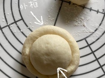 step9: 圓柱狀麵糰沿著圓形麵糰繞一圈，收尾壓實。