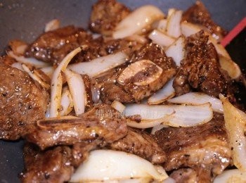 step5: 牛仔骨回鑊，加入<span class="group_3">汁料</span>快炒