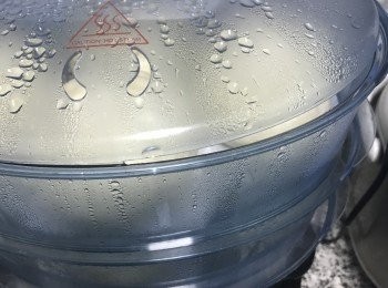 step22: 發酵完成後，冷水起蒸20分鐘即可。20分鐘到後，請勿急著開鍋蓋，可以再等個5分鐘，讓鍋內溫度降下來，蒸氣散掉再開蓋。取出包子後放在網架上放涼，待完全涼透後便可包裝放冷凍保存，要吃時取出蒸10-15分鐘即可。