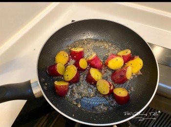 step6: 中火炒3分鐘，然後加入芝麻拌勻織即成