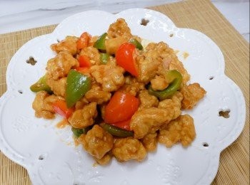 step4: 開始煮醬汁， 先將蒜頭乾蔥爆香，加入紅青椒一齊炒，再將汁料倒入一齊煮