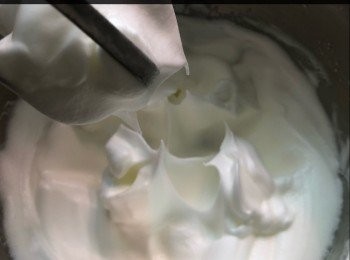 step12: 最後一次砂糖都加入埋之後，打至硬身起尖峰