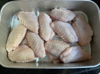 step3: 將所有<span class="group_2">醃料</span>撈勻<a href="https://bit.ly/3zHU5V3" target="_blank" data-keyword="雞翼" class="guide-link"><strong>雞翼</strong></a> <span style="display:inline-block;vertical-align:middle;margin-top:-3px;color:initial;border-radius:3px;padding:2px 3px;font-size:12px;line-height:14px;background:#87d300;color:#fff;">即買</span> ，放入雪櫃冷藏1小時以上