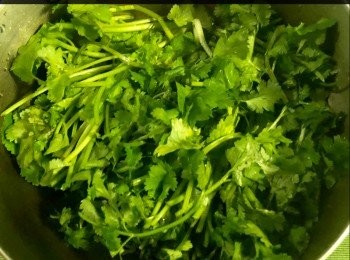 step2: 做法非常簡單：芫茜洗凈（將芫茜放入一個大碗內，落2 茶匙鹽浸10分鐘，然後再清水沖洗兩、三次，值至乾淨為止），將整條芫茜或切成小段。