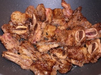 step2: 熱鑊下油將牛仔骨煎八成熟，盛起備用