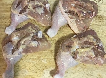 step2: 煮一鍋水放入薑片、蒜頭、蔥、鹽，水滾後放入米酒；