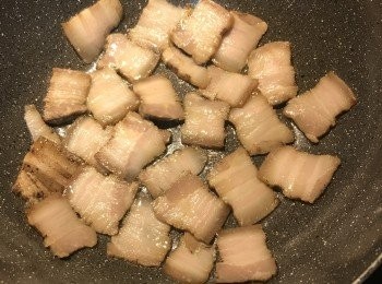 step2: 炒鍋燒熱下少許油，將鹹豬肉片略煎；
