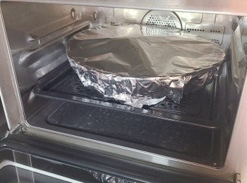 step5: 用錫紙蓋著水蛋來蒸，(防止倒汗水跌下去， 否則蛋面便會出現氣孔，影響賣相)。P仔蒸爐大火蒸約16分鐘，蒸好後，可淋上豉油和熟油便可品嚐。