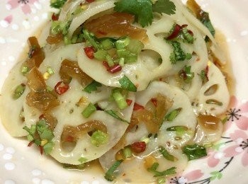 step7: 將蓮藕片及芫茜放入大碗內，倒入已混和的醬汁，撈勻即可享用。