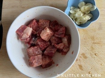 step1: 牛柳粒解凍後，抹乾水份後以<span class="group_2">醃料</span>醃1小時。