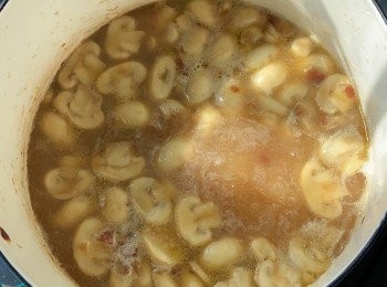 step3: 轉小火倒入麵粉快炒混合，倒入水及高湯煲滾。