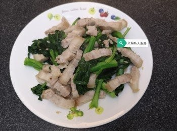 step5: 用油爆香蒜蓉炒菜，調味可加少許或魚露同炒，菜差不多熟加咸腩肉炒一炒即成，腩肉炒太耐會洗失咸味。
