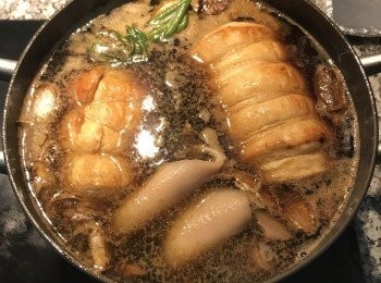 step11: 放入蔥與豬皮一起煮；煮沸後，轉小火蓋鍋蓋燜煮1個半小時；