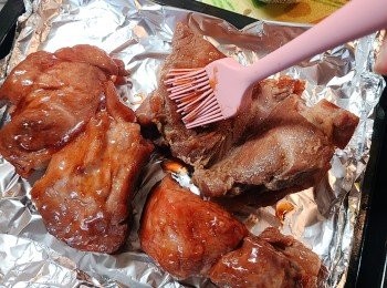 step6: 將之薄薄的掃勻在肉面上。