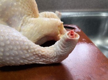 step2: 斬去雞頸及<a href="https://bit.ly/3kLFTWO" target="_blank" data-keyword="雞腳" class="guide-link"><strong>雞腳</strong></a> <span style="display:inline-block;vertical-align:middle;margin-top:-3px;color:initial;border-radius:3px;padding:2px 3px;font-size:12px;line-height:14px;background:#87d300;color:#fff;">即買</span>  (雞煮熟雞髀肉會收縮，斬去<a href="https://bit.ly/3kLFTWO" target="_blank" data-keyword="雞腳" class="guide-link"><strong>雞腳</strong></a> <span style="display:inline-block;vertical-align:middle;margin-top:-3px;color:initial;border-radius:3px;padding:2px 3px;font-size:12px;line-height:14px;background:#87d300;color:#fff;">即買</span> 時要在關節候留半吋位置， 那雞熟後雞髀骨不會露出， 會好看些)