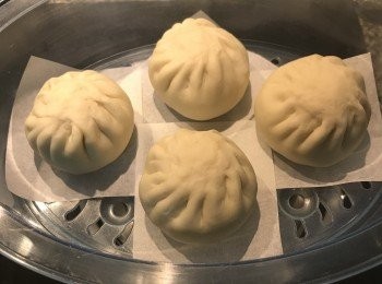 step20: 再將6顆酸菜<span class="group_1">獅子頭</span>大肉包也完成後，排入蒸籠中，