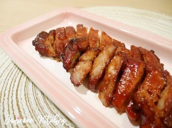 step5: 叉燒全熟後，用刀叉切片即可上菜。