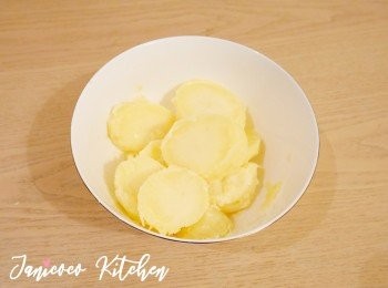 step6: 馬鈴薯變軟後去皮。