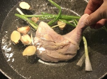 step4: 抓著腿先燙浸ㄧ下皮的那面，不要ㄧ下子就丟下去；