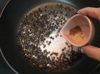 step5: 關火後加入白胡椒粉和五香粉混勻；