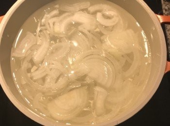 step2: 洋蔥半顆切薄片，放入清水中煮滾；