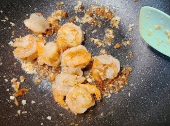 step3: 原鑊下蒜蓉將蝦球炒至轉色，再加入XO醬炒勻。