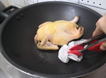 step4: 用廚紙吸去鑊內多餘油份