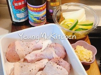 step2: 預備材料: 雞下髀用廚紙抺乾並在厚肉位置用叉拮上窿（方便入味），之後再均勻地撒上適量的鹽和即磨黑胡椒。