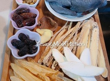 step1: 烏雞洗淨斬件後汆水；薄花膠洗淨後也汆水，浸洗乾淮山/北芪/黨參/石斛和果皮備用；其他材料洗淨備用；