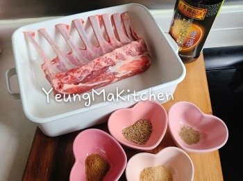 step1: 急凍羊架放普通格低溫解凍後洗淨後，徹底用廚紙抺乾。再將羊架跟骨切成一件件。