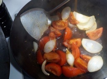 step9: 加入汁料，加蓋煮至蕃茄軟身