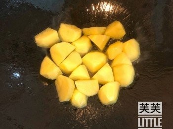 step2: 熱油倒入薯塊煎至半熟，盛起備用。