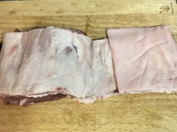 step2: 豬肉去皮；
皮可以用滾水燙過，刮去油脂，丟到滷鍋中一起滷。