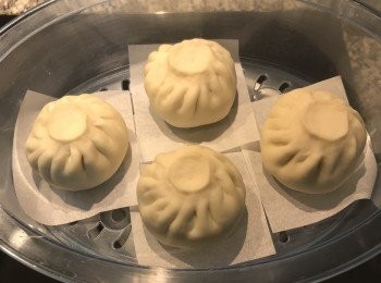step19: 依序將6顆白菜<span class="group_1">獅子頭</span>大肉包都完成後，排入蒸籠中，