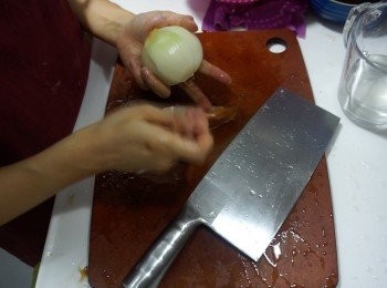 step6: 洋蔥洗淨後去皮切半撕成瓣