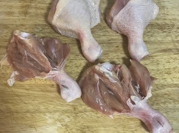 step2: 在棒棒腿的內側延骨頭劃刀，可幫助入味與熟成；
