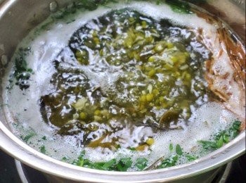 step2: 水滾加入綠豆，海大，果皮，米，臭草煲15分鐘大火， 30分鐘小火煲到起沙（小心滾瀉），攪勻加入片糖溶解完成，海帶臭草綠豆沙完成