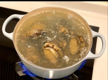 step1: 處理鮑魚

大火燒熱一鍋水，把新鮮鮑魚放入略煮2分鐘