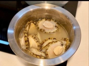 step3: 用小刀把鮑魚取出，去掉腸臓，撕去鮑魚嘴