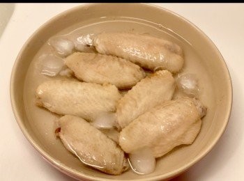 step11: 取出<a href="https://bit.ly/3zHU5V3" target="_blank" data-keyword="雞翼" class="guide-link"><strong>雞翼</strong></a> <span style="display:inline-block;vertical-align:middle;margin-top:-3px;color:initial;border-radius:3px;padding:2px 3px;font-size:12px;line-height:14px;background:#87d300;color:#fff;">即買</span> 放入冰水浸泡至室溫，沖洗幾次去除油份